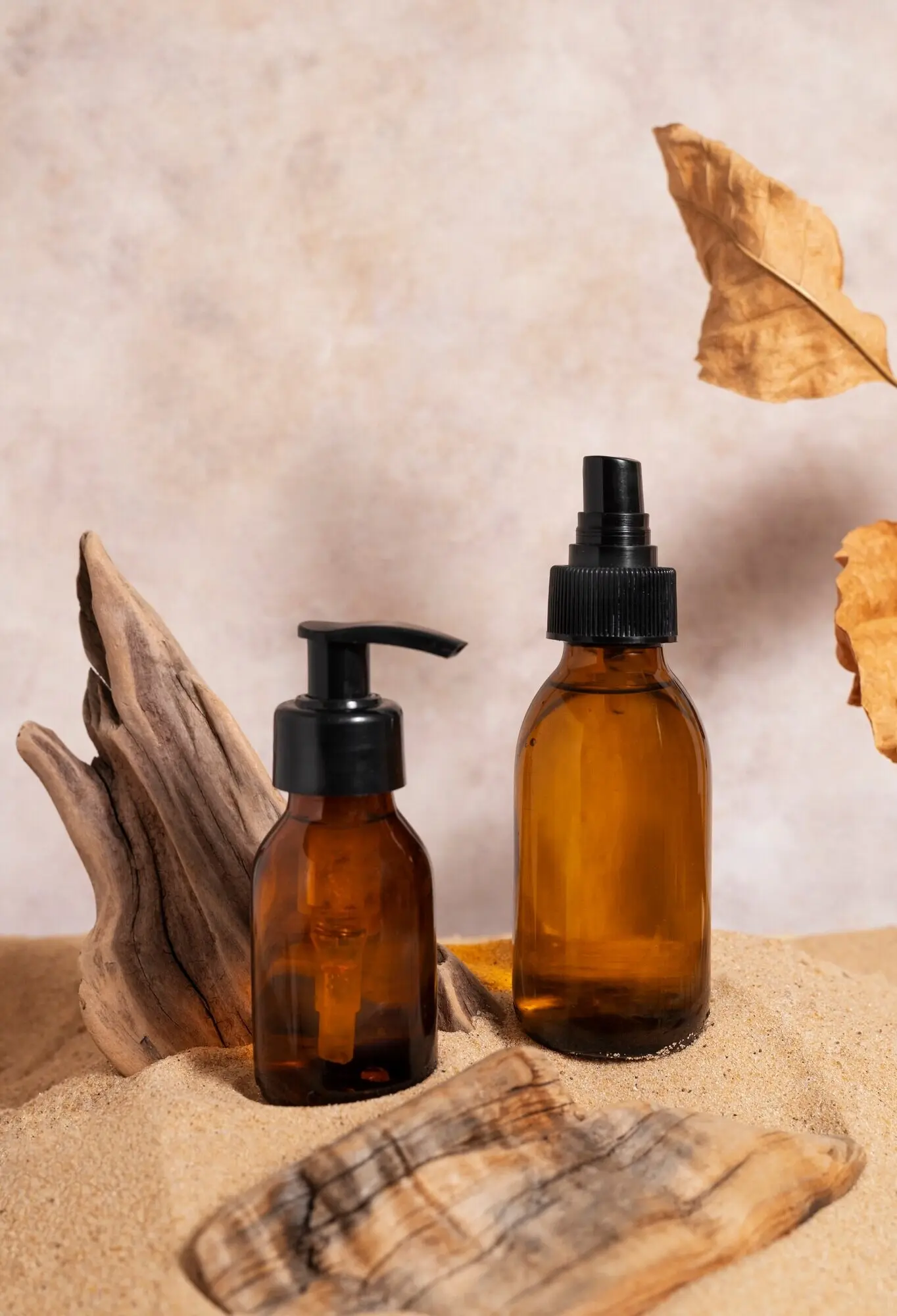 Stillleben mit Kosmetikprodukten auf Basis regenerativer Landwirtschaft.