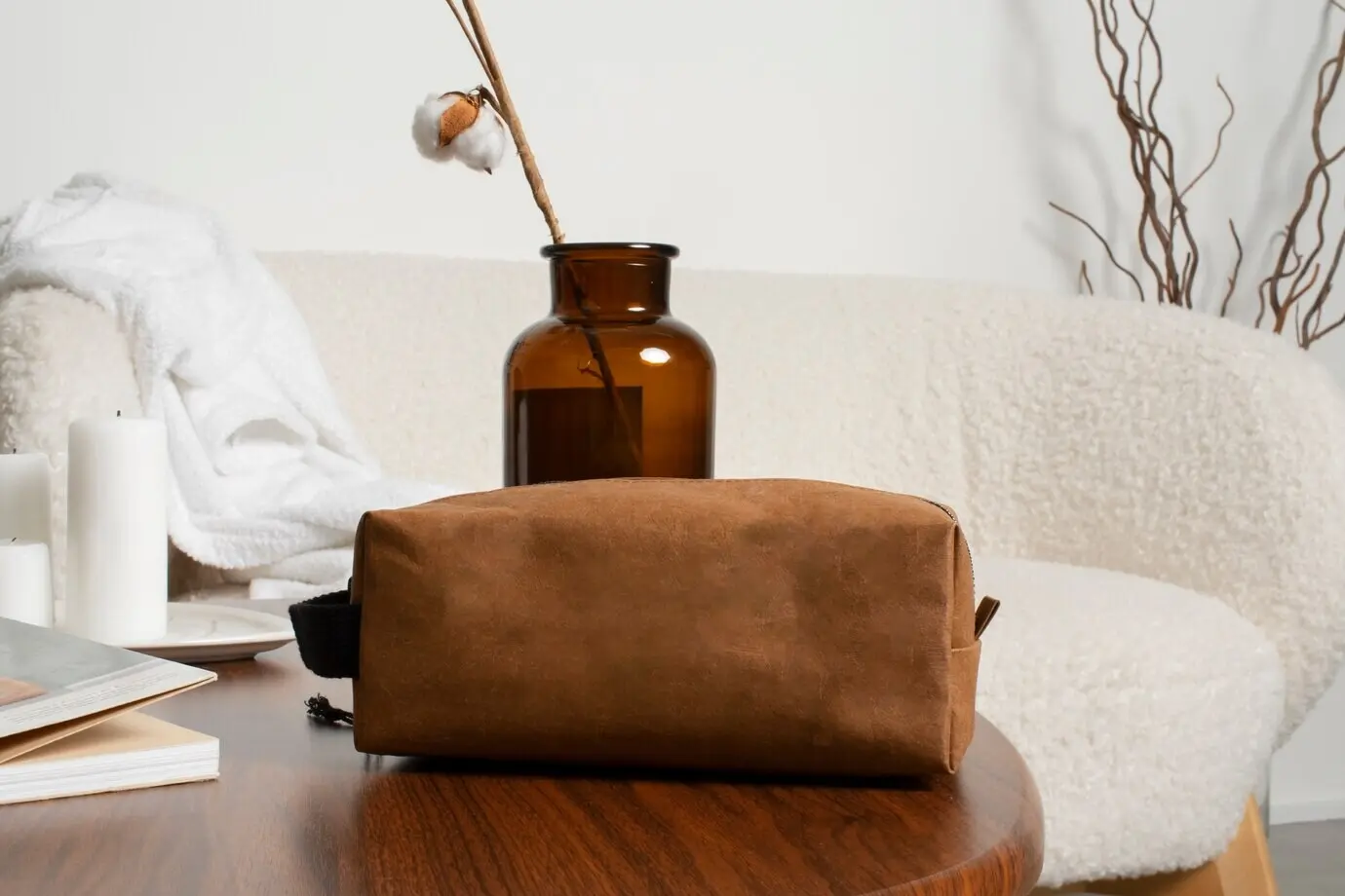 Kulturbeutel mit einer Auswahl an Produkten auf einem Tisch.